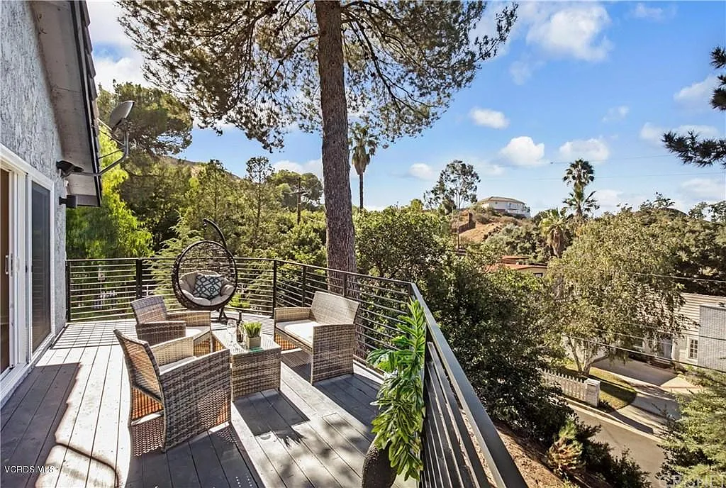 California rehab center with palm trees and blue sky representing travel recovery