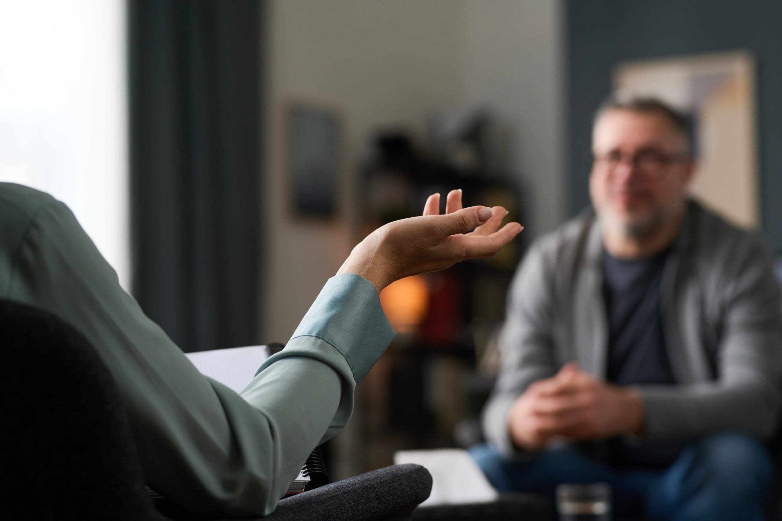 Outpatient therapy session for dual diagnosis treatment of bipolar disorder and addiction