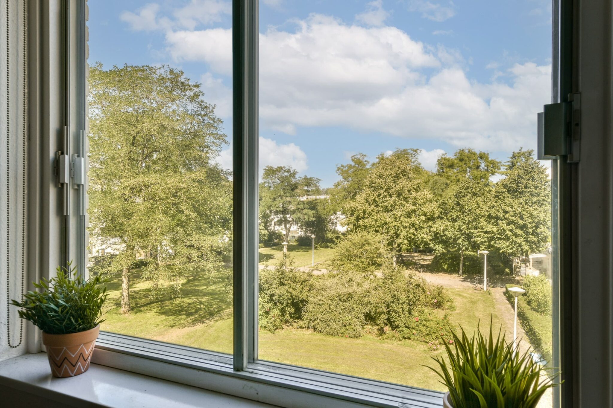 A calm, home-like setting at Comfort Recovery showing what to do after an emotional breakdown.